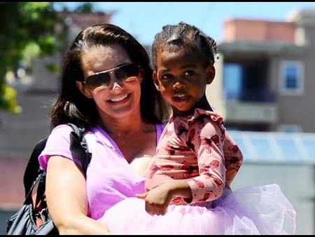 Kristin Davis hold her daughter.